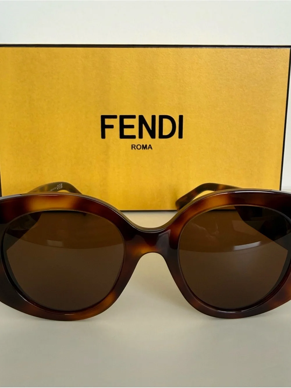 NEW!!! Fendi women oversized sunglasses FE40137I 53E Authentic